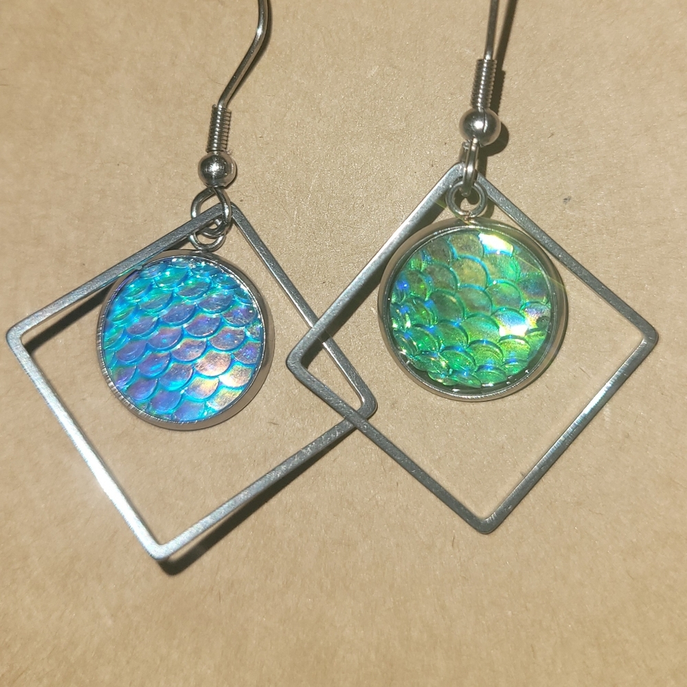 Earrings - Picture 2 of 10